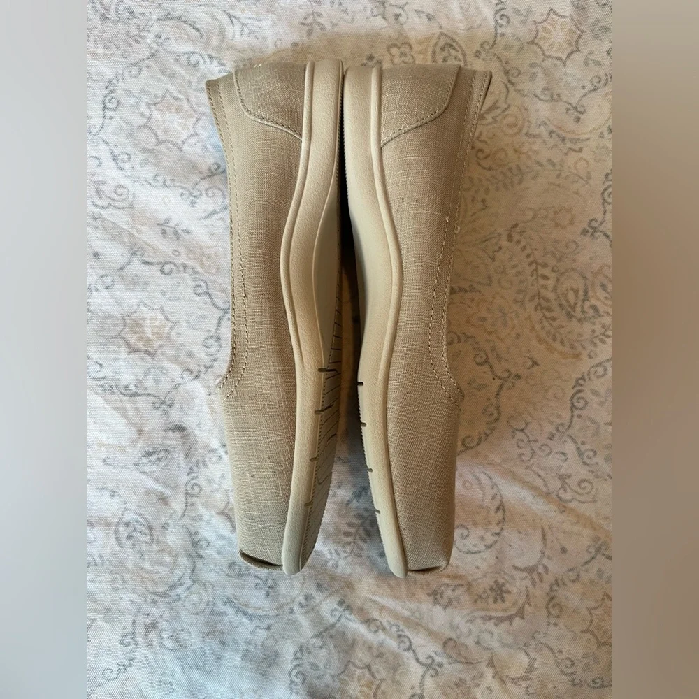 BOBS from Skechers, ‎ Beige Flats casual comfort, NWOT